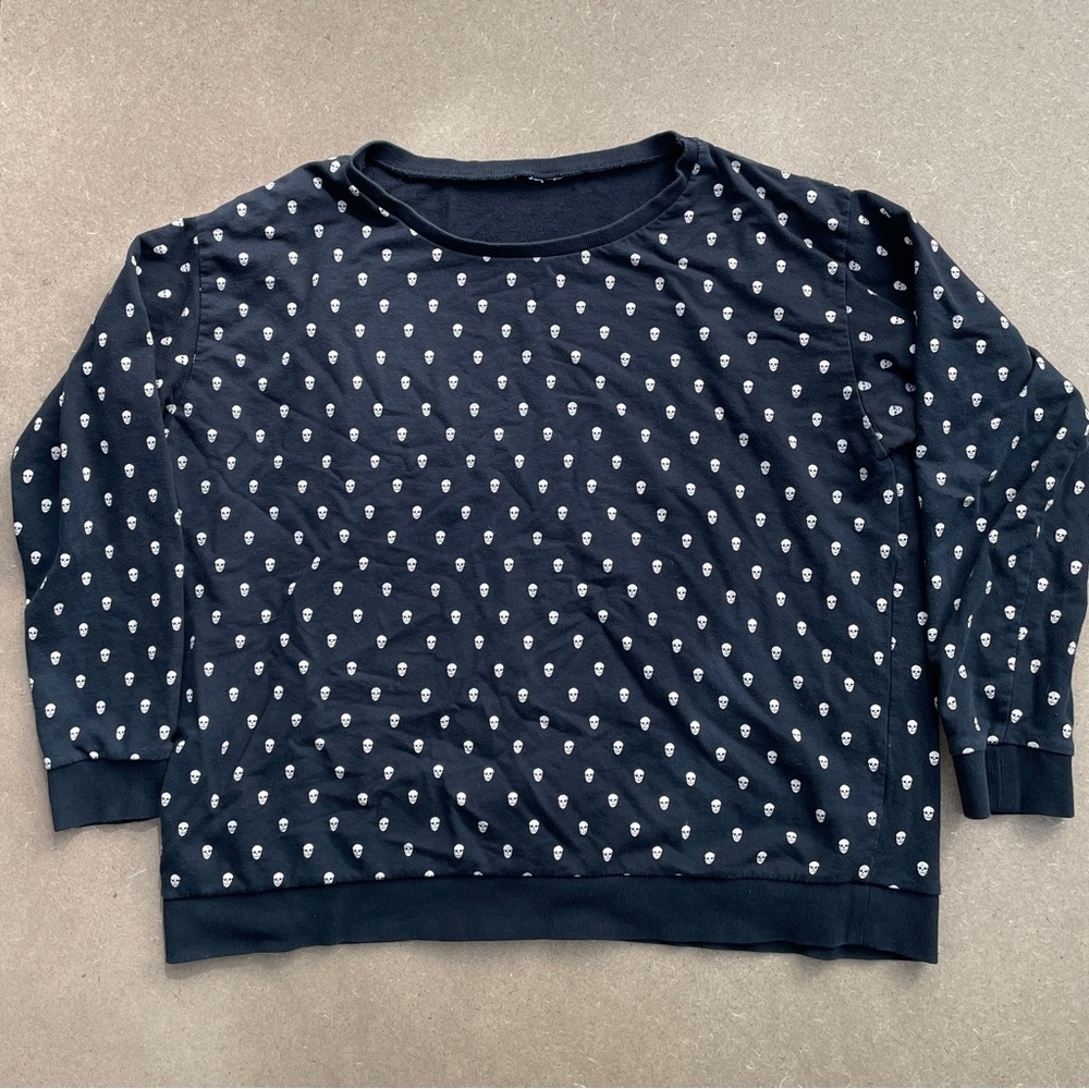 Lightweight crewneck sweatshirt with skull pattern